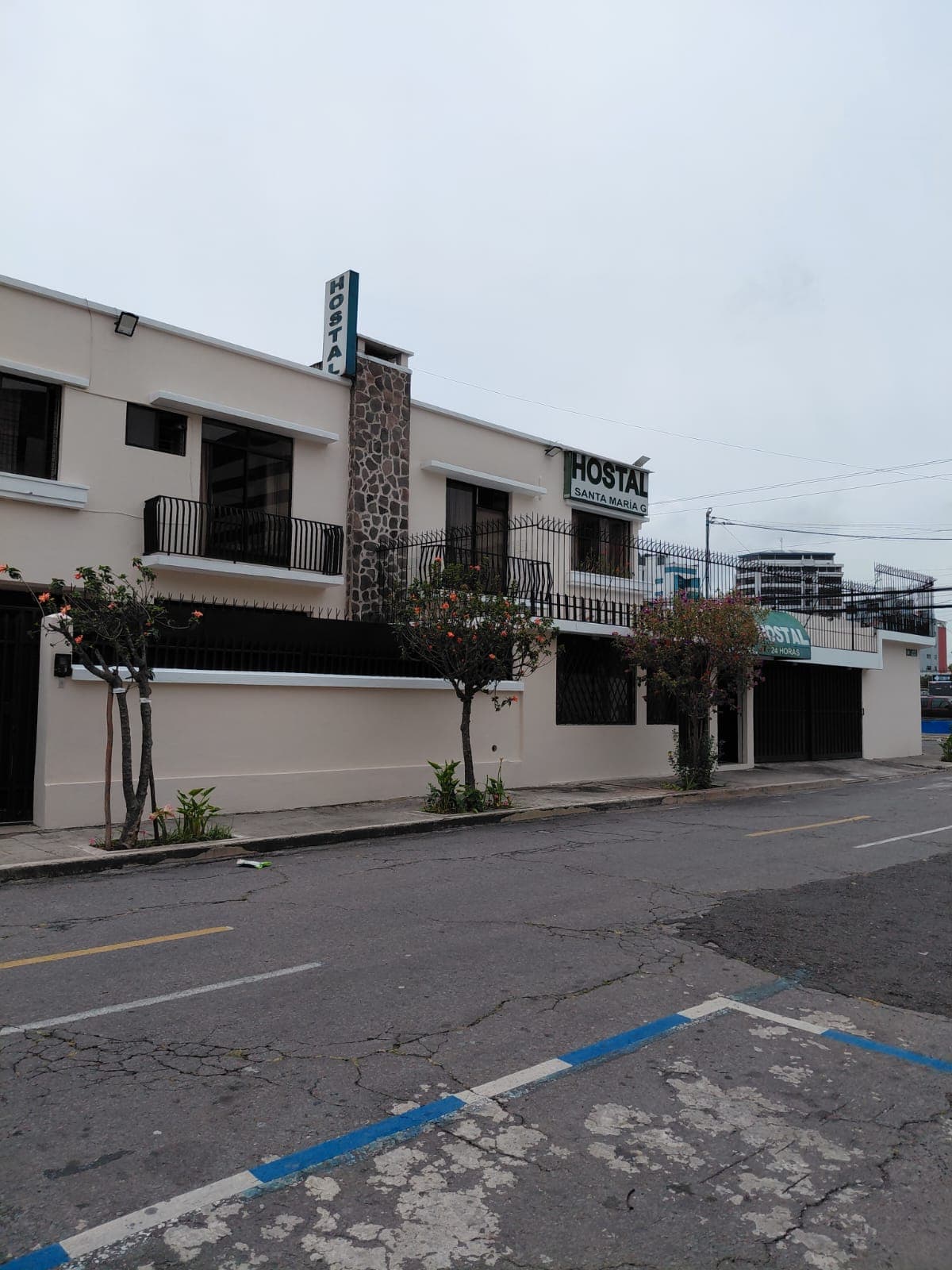 Vista lateral del Hostal Santa María Gracia en Quito, edificio de dos pisos