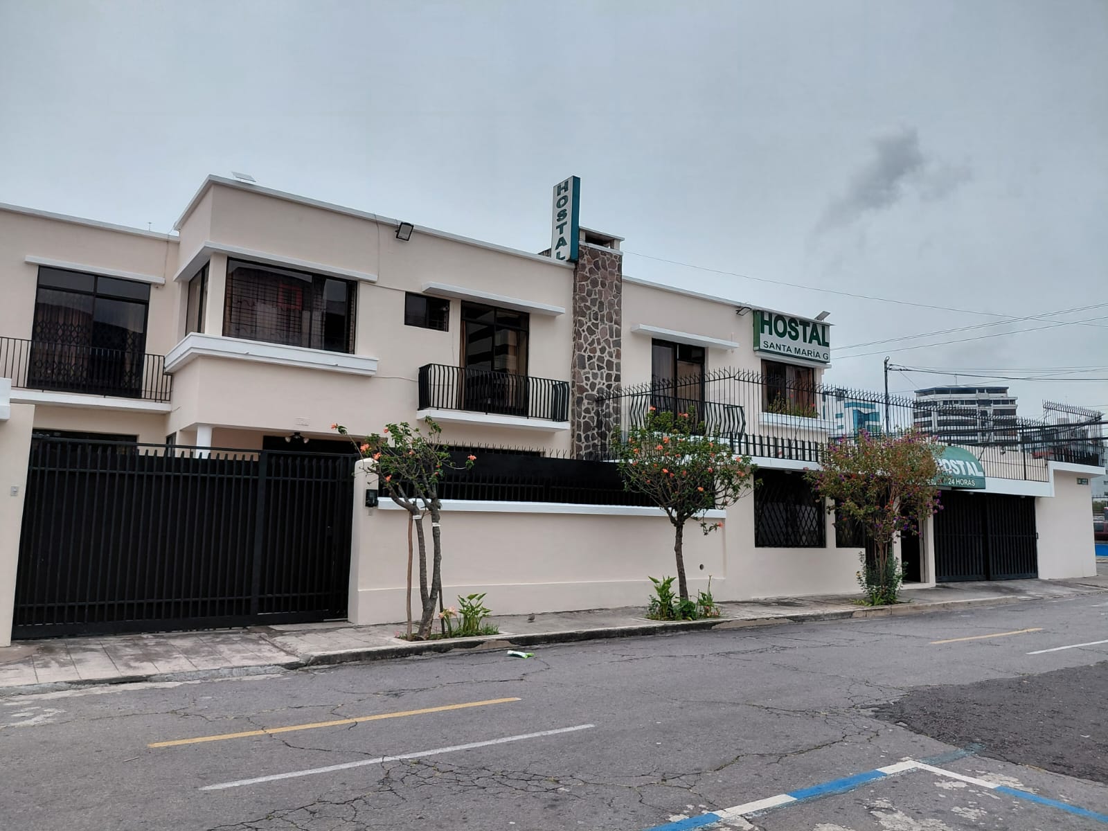 Vista panorámica de la fachada del Hostal Santa María Gracia en Quito