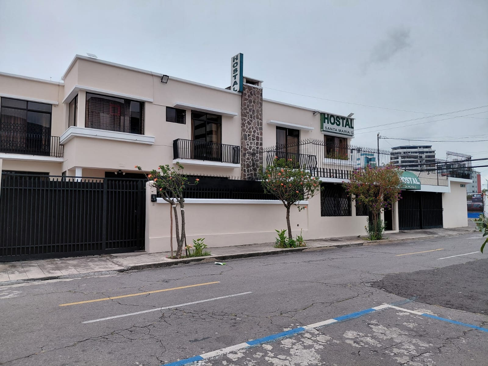 Entrada principal del Hostal Santa María Gracia con balcones y jardín