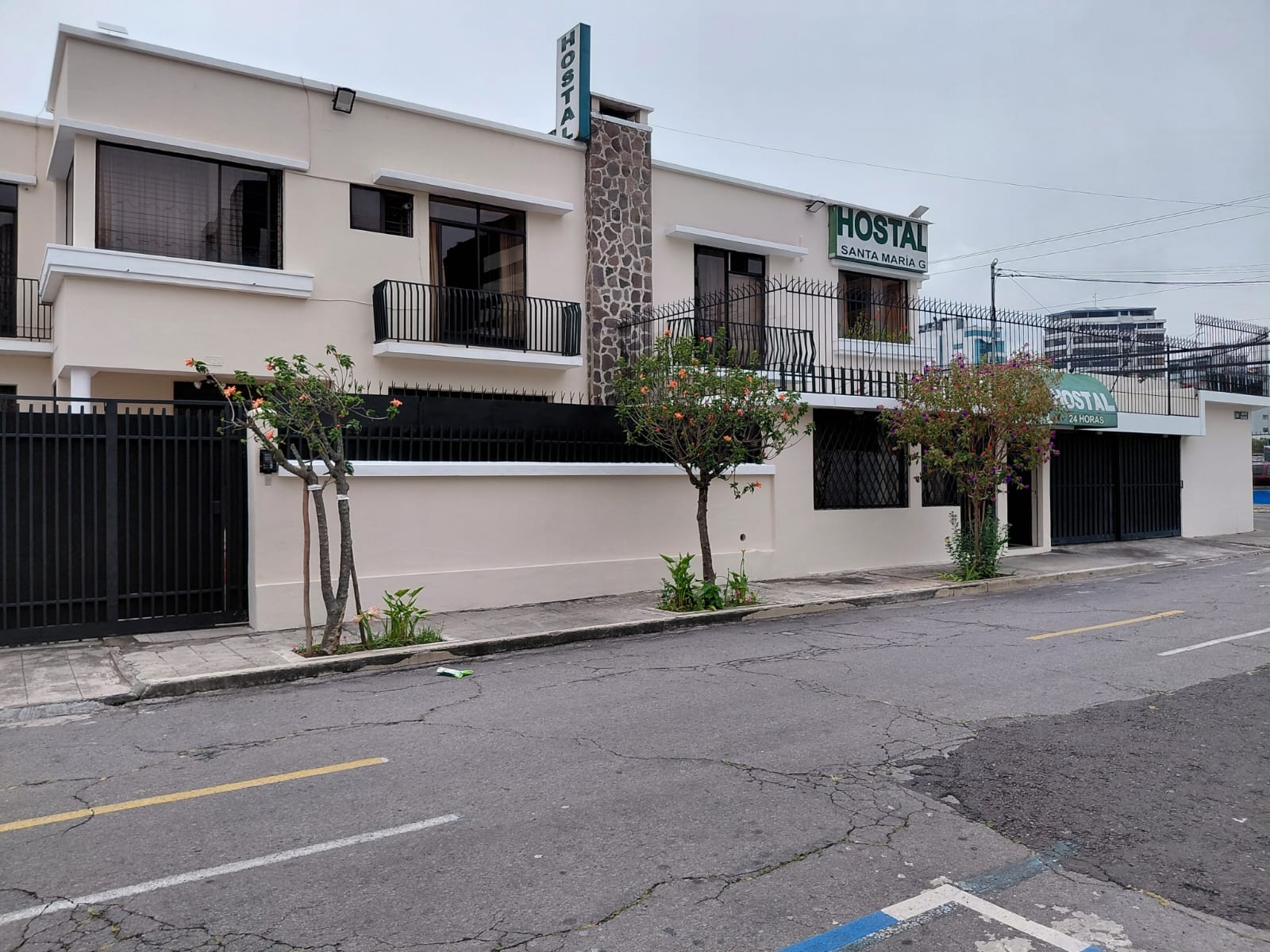Detalle del letrero luminoso del Hostal Santa María Gracia en Quito