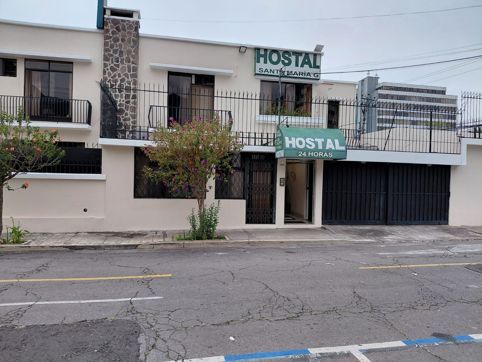 Hostal Santa María Gracia con letrero de servicio 24 horas en Quito